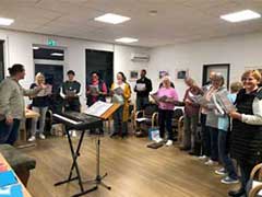 Wir suchen aktive Sängerinnen und Sänger - einfach vorbeikommen und mitsingen!